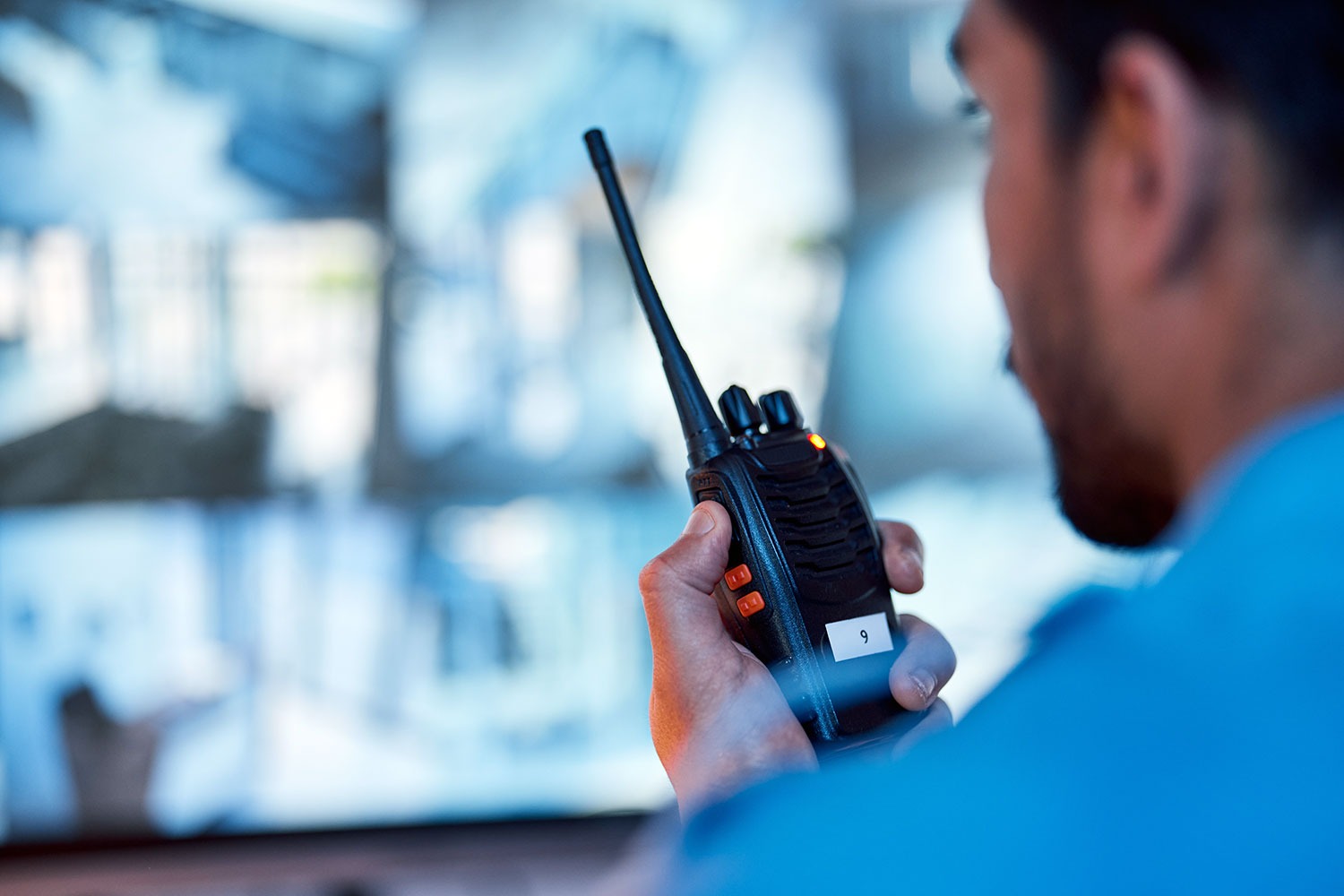 Agente de seguridad con radio en operaciones